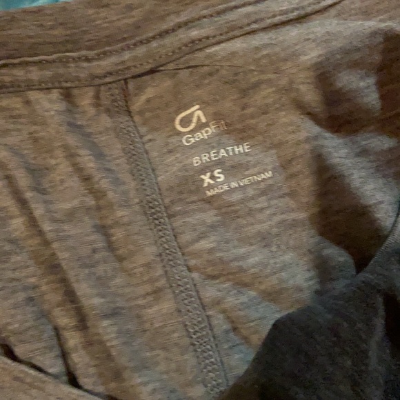 3 gap fit breathe size XS workout shirt - Picture 2 of 2